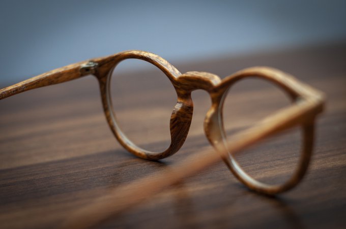 drewniane okulary leżące na stole