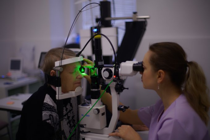 okulistka badająca wzrok pacjentki